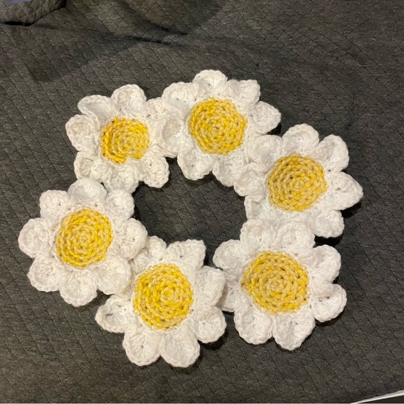 NWT white and pastel yellow daisy crochet coasters set of 6 - Picture 5 of 5